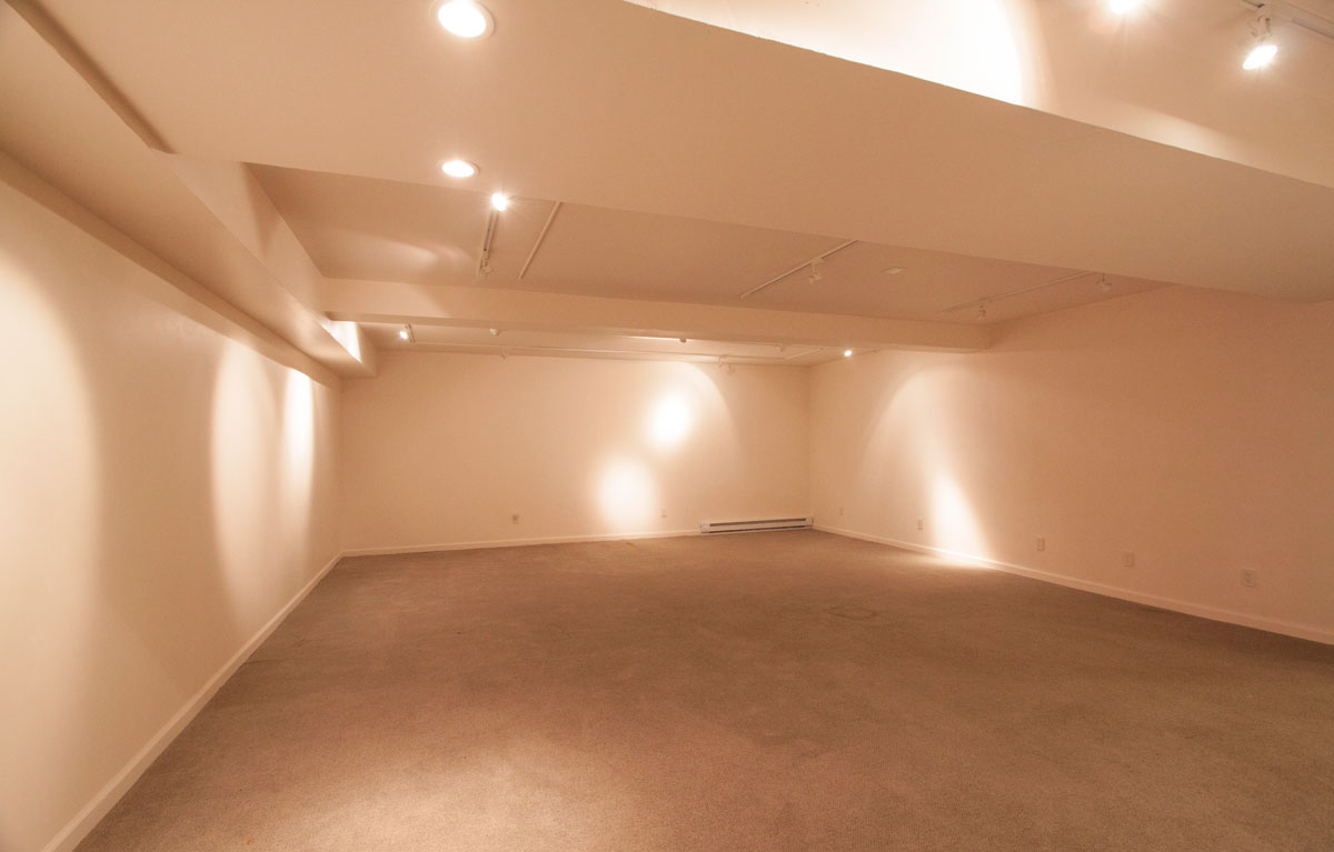 Large open space (former carpet now tiled).