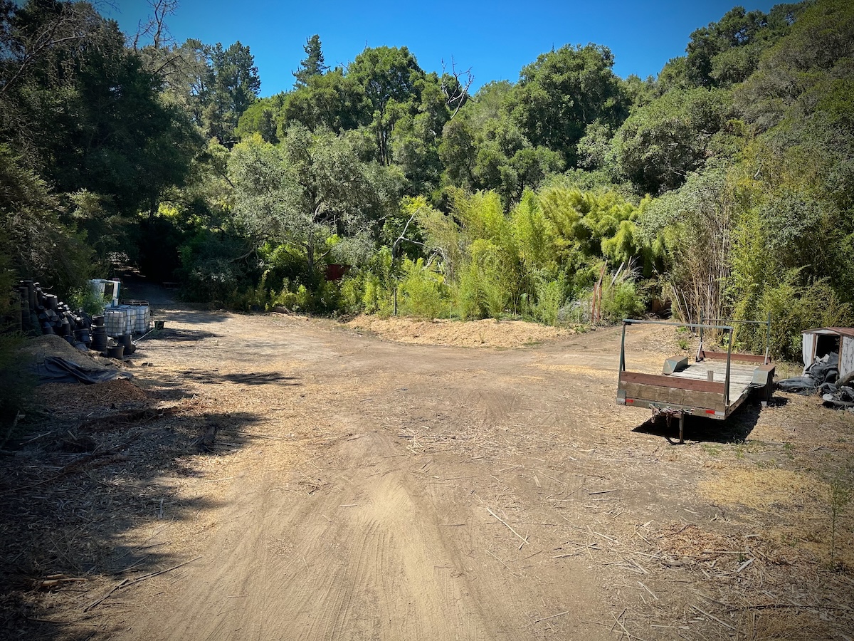 Crew area, pot storage and equipment