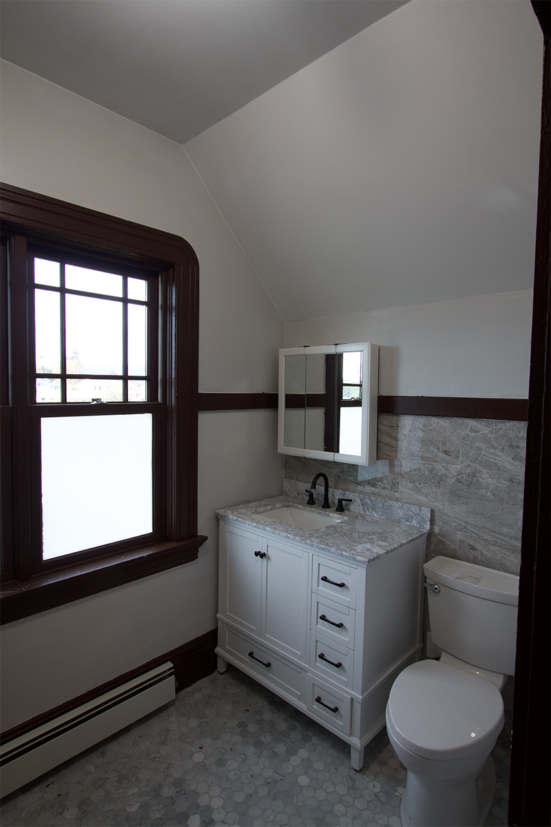 59_upstairs-bath2